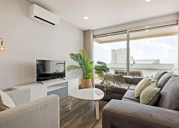 Casa Raposinhas V, * 푼샬