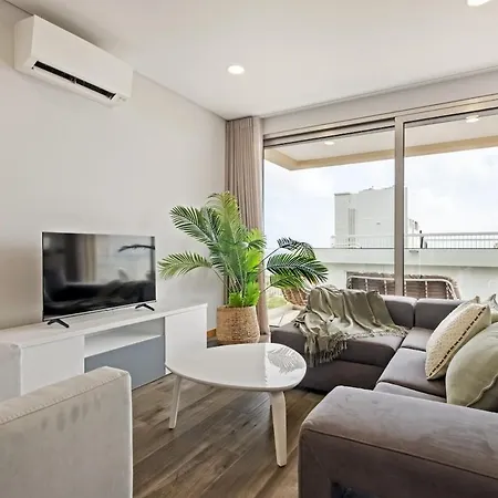 Casa Raposinhas V, * Funchal (Madeira)